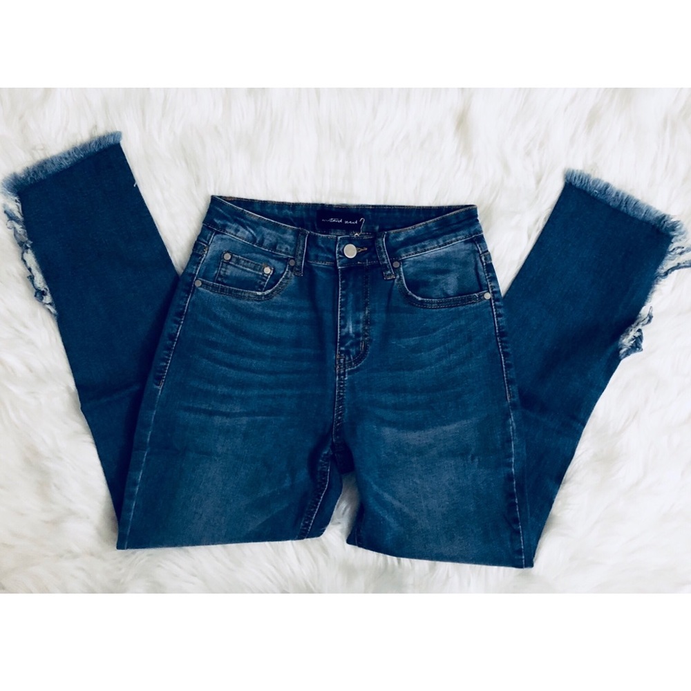 🔻SALE •LAST ONE (S)• Alexa Frayed Hem Jeans - Picture 5 of 7